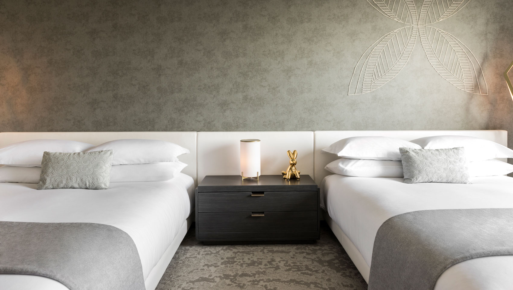 2 queen beds